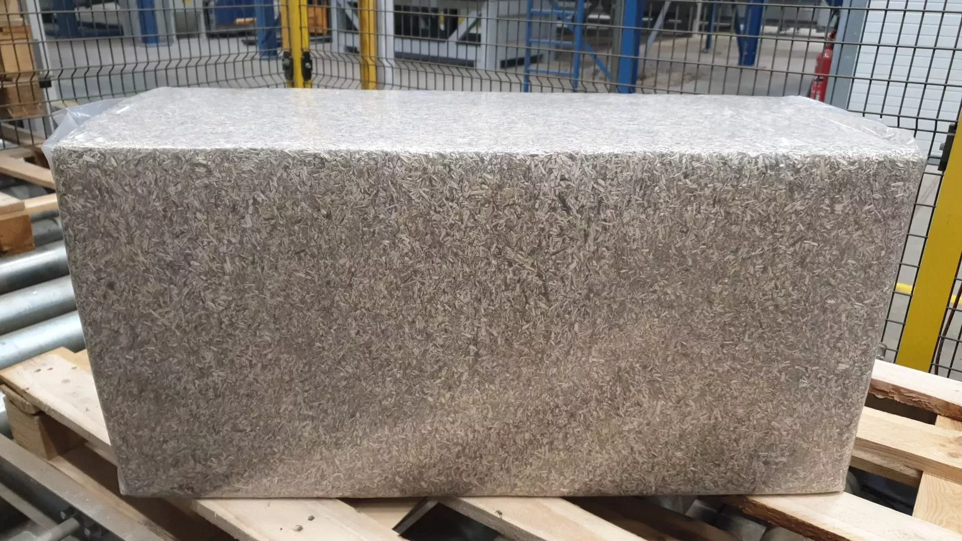 Single 20 kg LinoBed flax bedding bale packaging